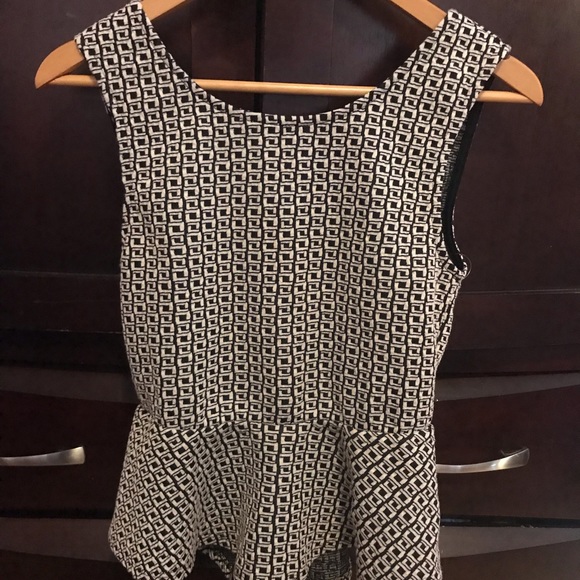 💥Beautiful Black and White Peplum top💥 - Picture 1 of 5